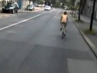Кадр видеозаписи велопоездки голого швейцарца с сайта YouTube 