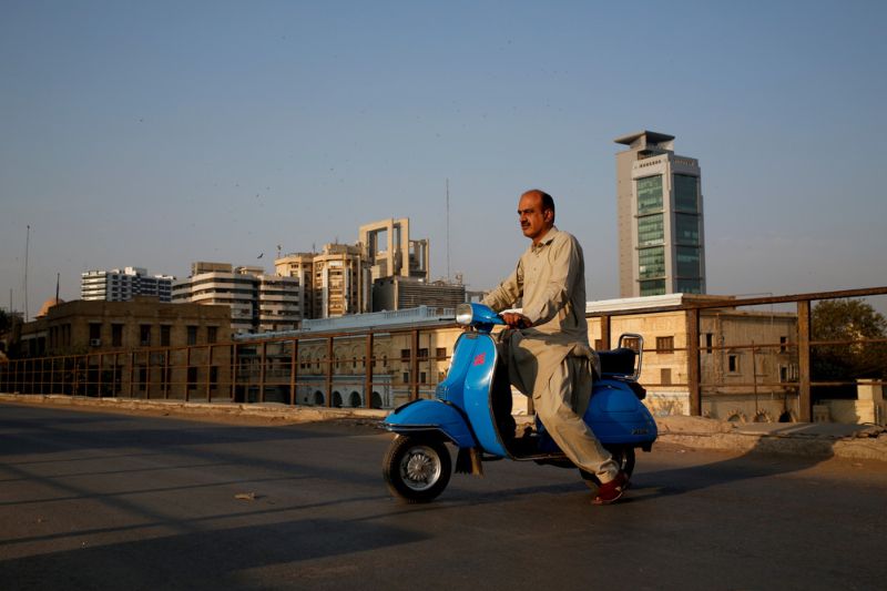 Пакистанские фанаты скутеров Vespa