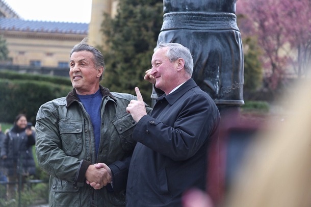 Сталлоне открыл памятную доску у памятника Рокки