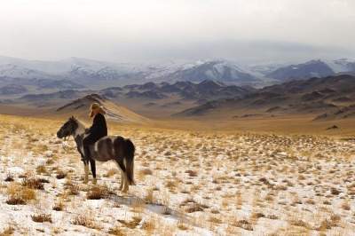 Казахские дети охотятся с огромными беркутами в Монголии. Фото