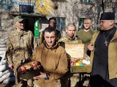 Как празднуют Пасху украинские бойцы на Донбассе. Фото