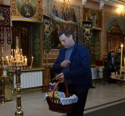 Соцсети посмеялись над визитом Захарченко в церковь