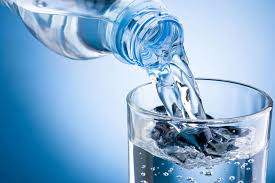 Медики объяснили, когда стоит пить минеральную воду