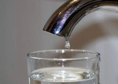 Медики рассказали, почему нельзя запивать пищу водой