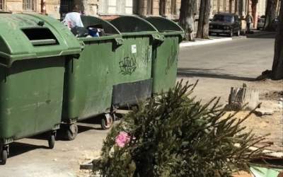 Держался до последнего: в Одессе выбросили новогоднюю елку