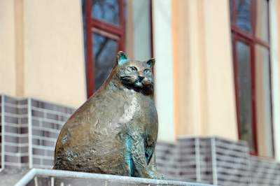 В Украине установили памятник толстой кошке