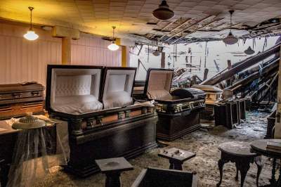 Так выглядит заброшенное похоронное бюро во Флориде. Фото 