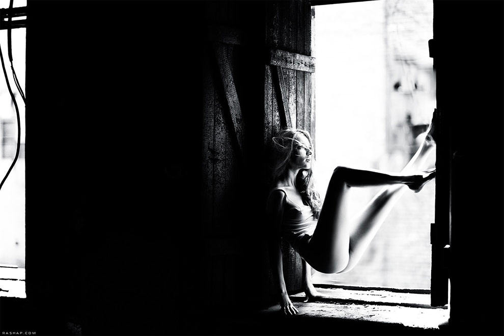 Сюрреалистичные черно-белые фотографии с девушками от Ильи Рашапа