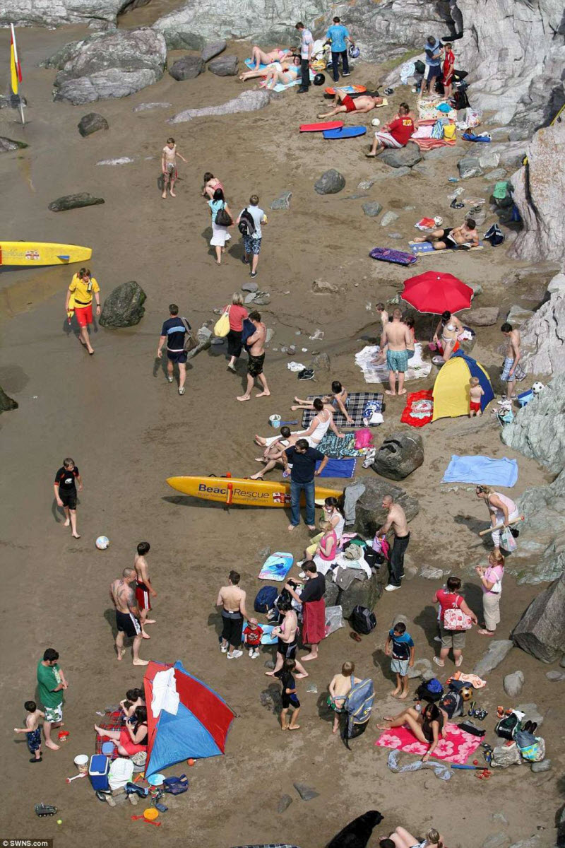 Топовый английский пляж для серферов утопает в мусоре