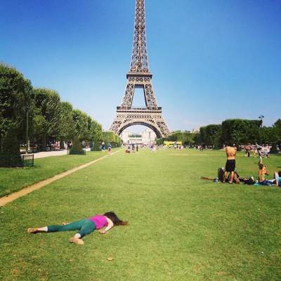 Девушка покорила Instagram смешными фотками из путешествий