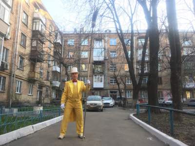 Самый модный дворник Киева обзавелся желтым смокингом