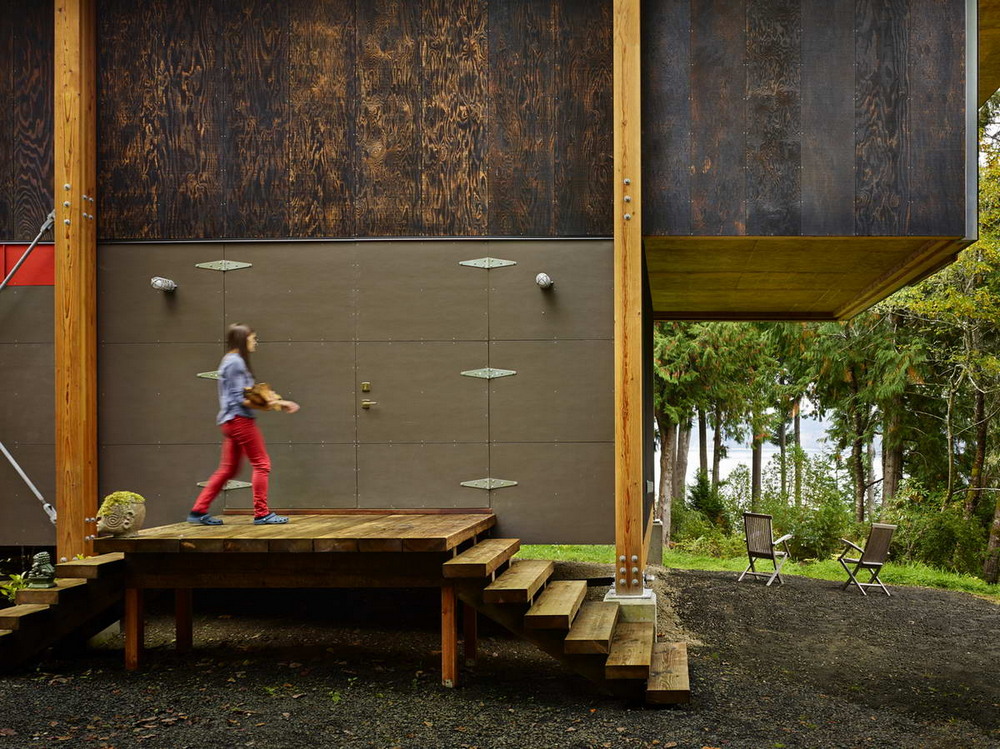Лесной домик из вторичных материалов в лесу США