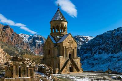 Горы и монастыри Армении в ярких пейзажах. Фото