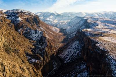 Горы и монастыри Армении в ярких пейзажах. Фото