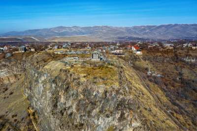 Горы и монастыри Армении в ярких пейзажах. Фото