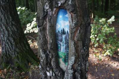 Миниатюрные картины на живых деревьях. Фото