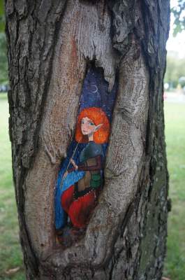 Миниатюрные картины на живых деревьях. Фото