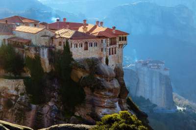 Уникальный греческий монастырь, словно парящий над землей. Фото