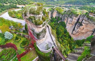 Уникальный греческий монастырь, словно парящий над землей. Фото