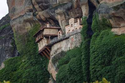 Уникальный греческий монастырь, словно парящий над землей. Фото