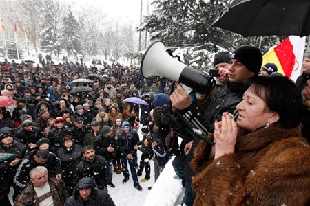 В Цхинвали госохрана стреляет в воздух, пытаясь остановить митингующих 