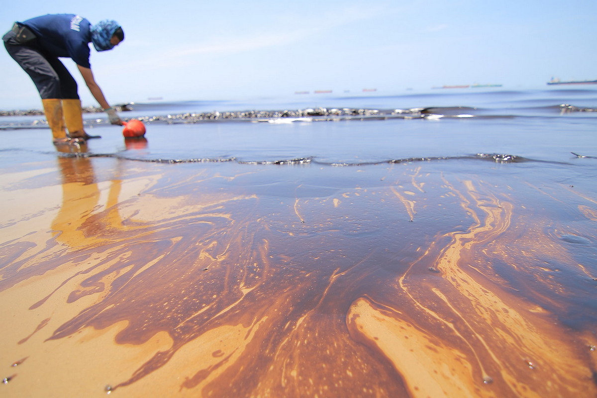 Смертоносный разлив нефти возле острова Борнео