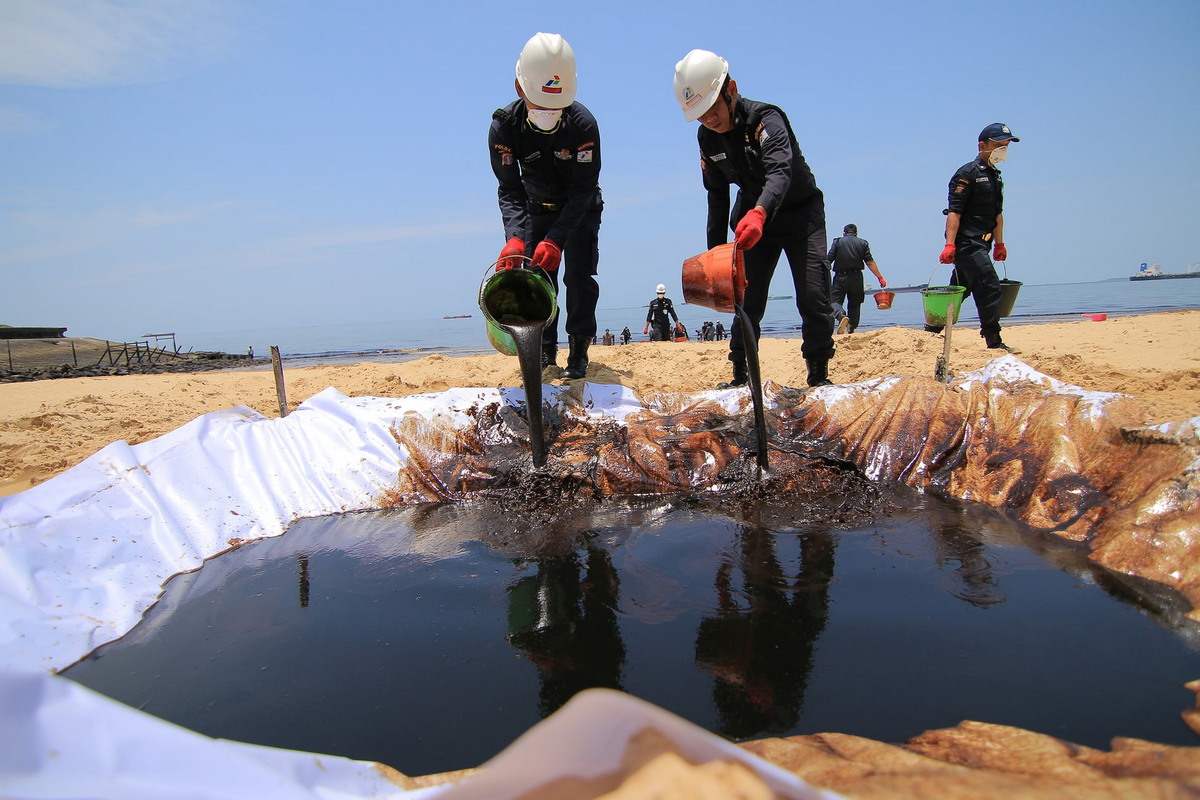 Смертоносный разлив нефти возле острова Борнео