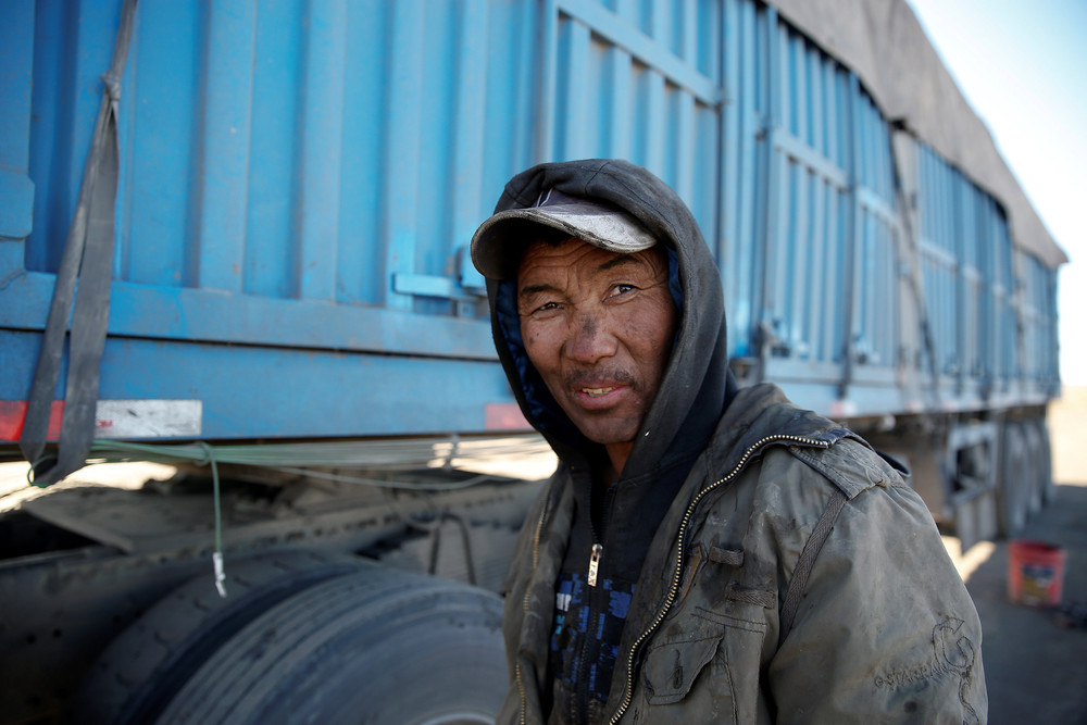 Нелегкий путь перевозчиков угля из Монголии в Китай