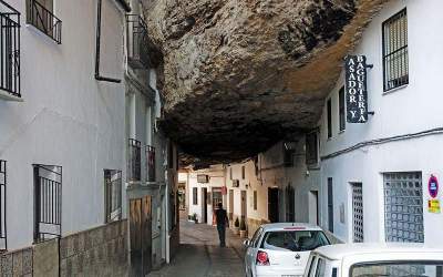 Самый необычный город Испании, расположенный внутри скалы. Фото