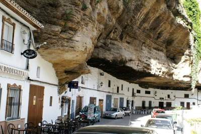 Самый необычный город Испании, расположенный внутри скалы. Фото