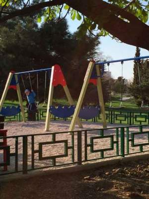 Все для детей: Сеть смеется над странной детской площадкой в Севастополе