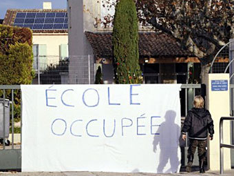 Во Франции возмущенные родители взяли в заложники несколько учителей