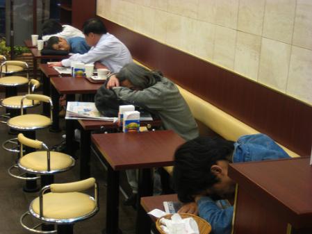 В Китае уволили 5 чиновников, любивших поспать