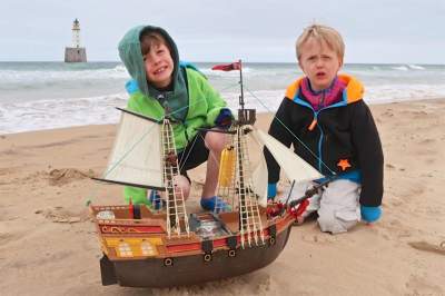 Прикол дня: игрушечный кораблик пересек половину Атлантического океана