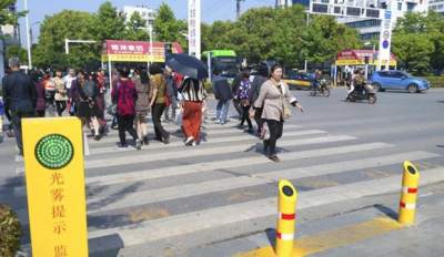 В Китае нашли забавный способ наказывать пешеходов-нарушителей