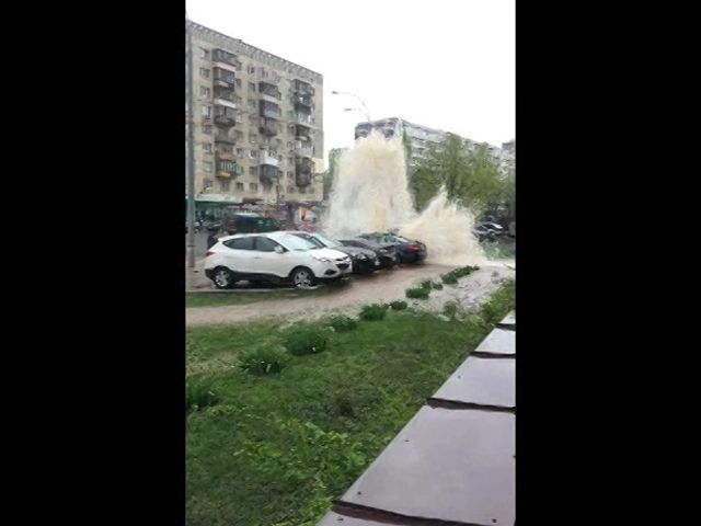 Прорыв трубы в Киеве: подтоплены и разбиты автомобили. Видео