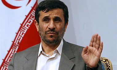 Иранский текстильщик метнул в Ахмадинежада ботинок