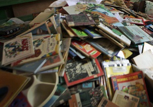 Британец 11 часов провел под завалом из семи тысяч журналов