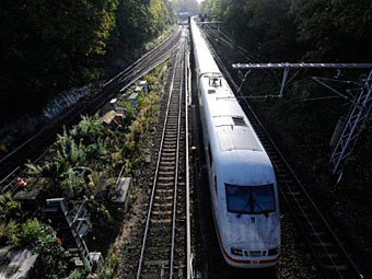 Немца оштрафовали за сидение на ступеньках поезда