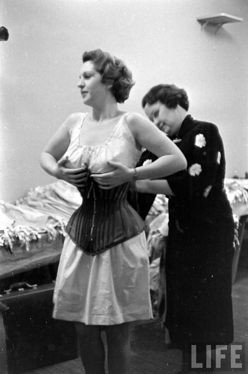 Показ нижнего белья и корсетов 1940 года