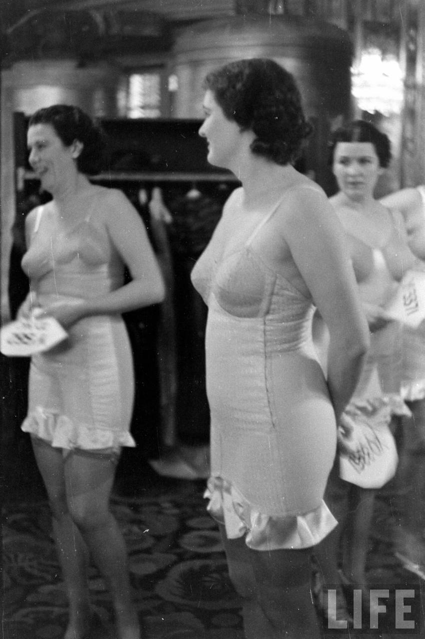 Показ нижнего белья и корсетов 1940 года