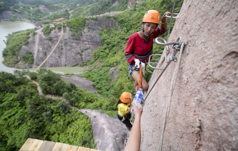 Китайцы открыли подвесной магазин на скале