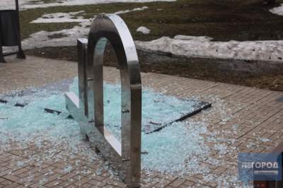 Прикол дня: в России памятник рублю развалился на части
