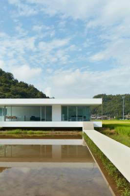 В Японии построили уникальный дом из стекла и стали. Фото