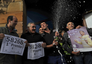 Сотни жителей испанской деревни одновременно выиграли в лотерею