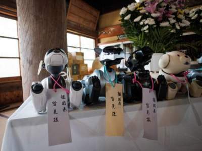 В японской церкви устроили отпевание сломанных робопесиков