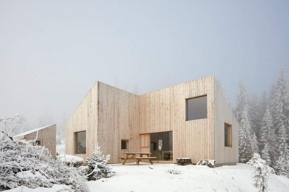 Небольшой деревянный домик в лесу возле Осло