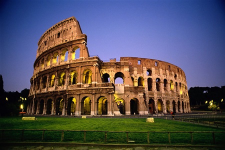 В Риме из-за туристов обрушилась часть стены Колизея