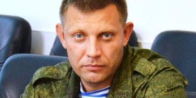 «Удобно прятать пузо»: соцсети высмеяли фото лидера боевиков «ДНР»