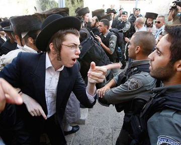 Евреи-ортодоксы подрались с полицией из-за женщин